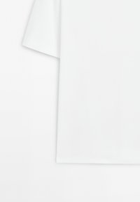 Wit t-shirt met korte mouwen en ronde hals, plat weergegeven op een witte achtergrond.