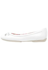 Vita ballerinaskor med en slät läderutsida, rund tå och en liten rosett på framdelen. Har en mjuk rosa och svart mönstrad innersula.