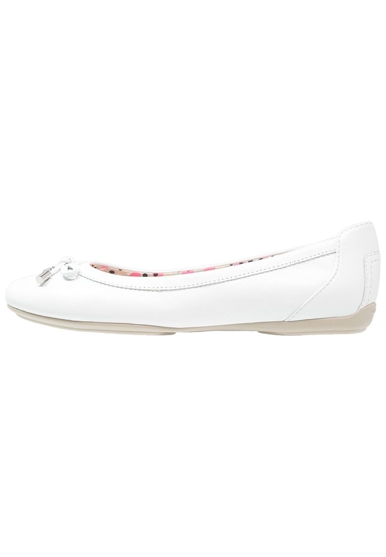 Vita ballerinaskor med en slät läderutsida, rund tå och en liten rosett på framdelen. Har en mjuk rosa och svart mönstrad innersula.