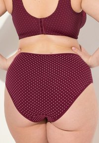 Bordeaux stippen beugel en high-waisted ondergoed set. Zachte stof met een gladde textuur en elastische banden. De stippen zijn wit.