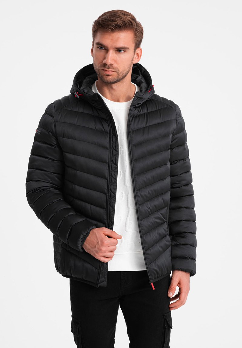 Schwarze Daunenjacke mit horizontal gestepptem Design, Kapuze und roten Akzenten. Hergestellt aus glattem, wasserabweisendem Material. Mit Frontreißverschluss gestaltet.