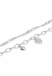 Bracciale in argento a catena con due charm a forma di cuore, uno lucido e l'altro decorato con pietre trasparenti, con design di anelli alternati.