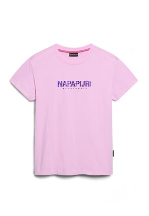 Rosa Baumwoll-T-Shirt mit Rundhalsausschnitt, kurzen Ärmeln und bedrucktem "NAPAPIJRI geographic" Schriftzug in Blau- und lila Farbverlauf.