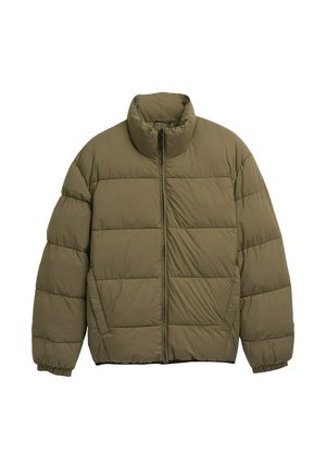 Olijfgroene pufferjack met een hoge kraag, ritssluiting, horizontaal gestikt patroon en elastische boorden voor een snug fit.