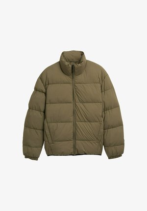 Olijfgroene pufferjack met een hoge kraag, ritssluiting, horizontaal gestikt patroon en elastische boorden voor een snug fit.