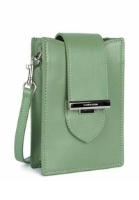 Borsa a tracolla verde in pelle con chiusura a patta, hardware in metallo argentato, forma rettangolare e dettagli di cucitura minimi. Include una tracolla regolabile.