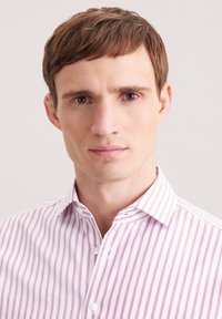 Camicia a righe bianche e rosa chiaro con bottoni e colletto classico, caratterizzata da linee verticali regolari e da una texture del tessuto liscia.