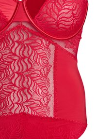 Czerwony koronkowy body z motywami kwiatowymi, przezroczystymi panelami z siateczki i satynowymi detalami. Fakturalna koronka wzdłuż krawędzi.