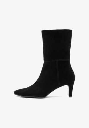 Czarne zamszowe botki za kostkę z wąskim noskiem, smukłym obcasem w szpilkę i gładką teksturą. Pionowe przeszycia podkreślają elegancki design.