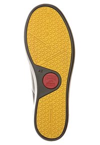 Semelle de chaussure avec un motif de bande de roulement jaune, logo circulaire rouge portant la mention "Camper Alicante," et les phrases "keep moving," "cap endavant," et "bleib in Bewegung."