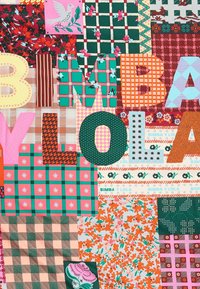 Collage de cuadrados de tela con colores y patrones vibrantes, con el texto 'BIMBA Y LOLA' en letras gruesas, texturas variadas y diseños florales.
