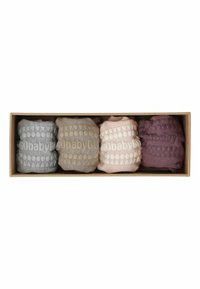 Quatre paires de chaussettes pour bébé à motifs en gris, beige, rose et bordeaux, disposées dans une boîte rectangulaire en carton.