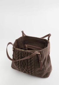 Bolso tote marrón de punto con patrón de cable texturizado, asas de cuero sintético y un bolsillo interior con cremallera. Espacioso, con forro suave de tela.