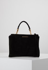 Musta mokkanahkahandbag, jossa on kultasävyiset yksityiskohdat, suorakulmainen muoto, lyhyet kahvat ja sivutupsu; minimalistinen muotoilu.