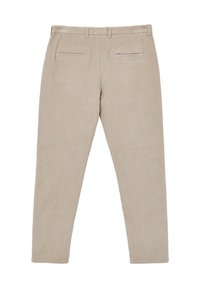 Pantaloni in corduroy beige con passanti per cintura e due tasche posteriori a filetto, mostrati distesi su uno sfondo bianco.
