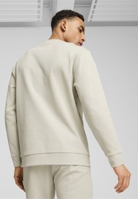 Puma CREWNECK - Felpa - desert dust
