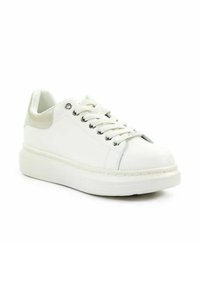 Białe sneakersy z górą z gładkiej skóry, zaokrąglonym noskiem i teksturowanym akcentem na pięcie. Posiadają metalowe oczka i grubą podeszwę.