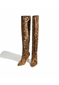 Luipaardprint kniehoge laarzen gemaakt van soepel synthetisch materiaal, met een spitse neus en een stilettohak.