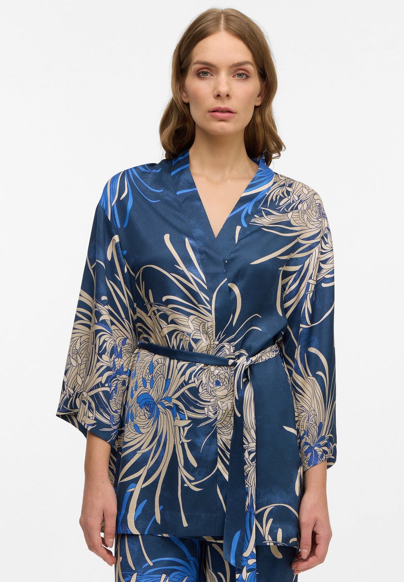 Robe in satin con motivo floreale blu, dotata di colletto sciallato, maniche a tre quarti e una cintura coordinata che stringe in vita.