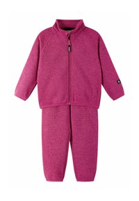 Bluza z zamkiem w kolorze fuksji z wysokim kołnierzem i długimi rękawami, zestawiona z dopasowanymi spodniami. Miękki, teksturowany materiał z niewielką ilością dodatków.