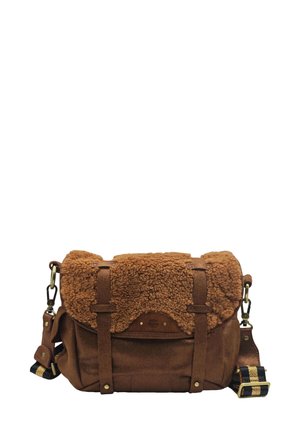 Sac brun avec un rabat en fourrure moelleuse et texturée de couleur beige. Fabriqué en suède avec des sangles en cuir, il présente des garnitures en ton doré et une bandoulière à motif.