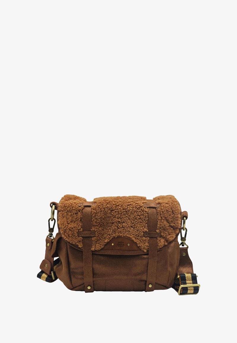 Sac brun avec un rabat en fourrure moelleuse et texturée de couleur beige. Fabriqué en suède avec des sangles en cuir, il présente des garnitures en ton doré et une bandoulière à motif.
