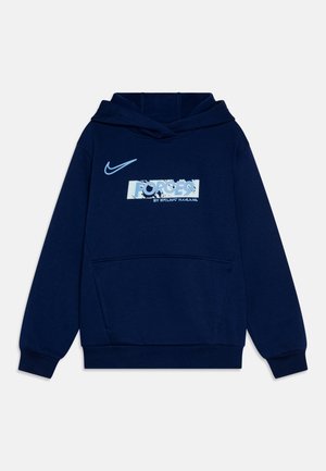 Felpa blu navy realizzata in tessuto morbido, dotata di tasca a marsupio, cappuccio con cordino e una grafica testuale bianca sul davanti.