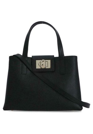 Schwarze Leder-Shopper-Tasche mit strukturiertem Design, ausgestattet mit doppelten Griffen, einem abnehmbaren Schulterriemen und einem silbernen Hardware-Verschluss auf der Vorderseite.