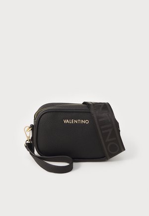 Pequeño bolso bandolera negro de Valentino con cuero texturizado, cremallera dorada y amplia correa de tela con el logo de Valentino.