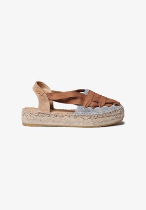 Brune og grå espadrille-sandaler med vævet tekstiloverdel, elastiske stropper og sål af jutesnor. Flad sål med en struktureret finish.