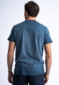 Tshirt s krátkým rukávem v modré barvě s texturovaným melírovým vzorem. Design s kulatým výstřihem, lehká tkanina a rovný střih na spodním okraji.