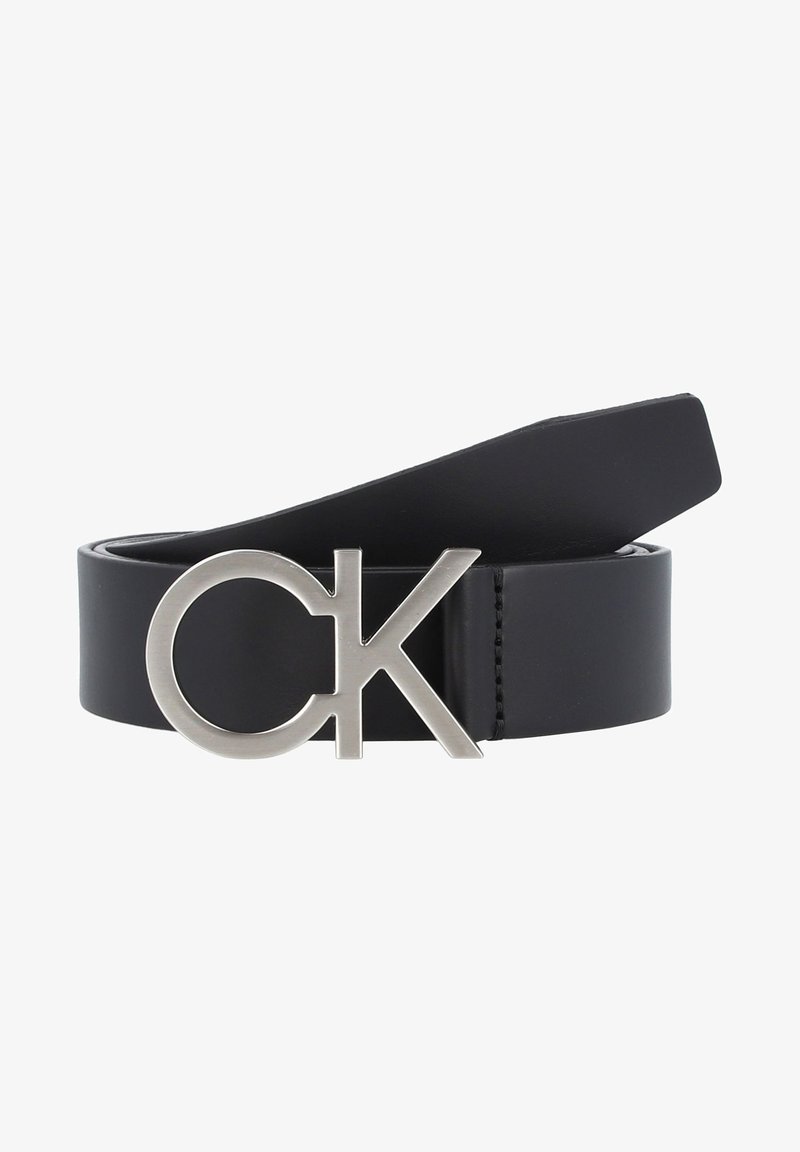 Sort læderbælte med en sølvfarvet metalspænde med et cirkulært design og bogstaverne "CK" integreret i spænde.