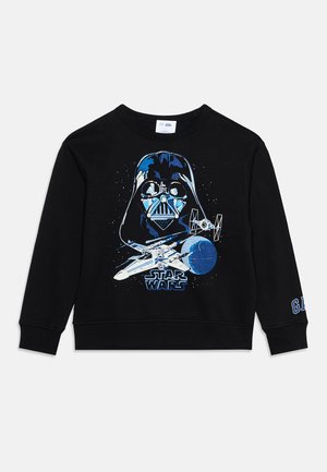 Svart genser med blått og hvitt Darth Vader-hjelm, Star Wars-tekst, X-wing og TIE-fighter skip, samt en planetgrafikk på forsiden.