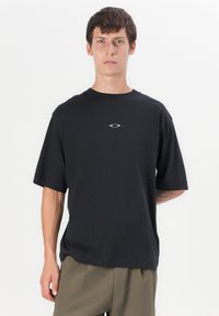 Oakley STACKED TEE - T-Shirt print - blackout
