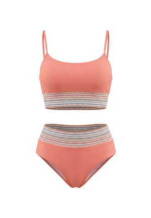Costum de baie două piese roz coral cu slip cu talie înaltă și top scurt, ambele cu o bandă cu model zigzag multicolor.