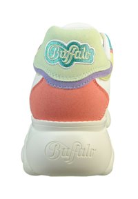 Zapatilla blanca con un tacón multicolor que presenta acentos de ante en verde, púrpura y coral. Logo "Buffalo" bordado en color verde azulado.