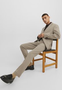 Jack & Jones PREMIUM JPRFRANCO TROUSER - Pantalones chinos - weathered teak