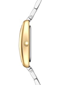 Reloj dorado y plateado con una caja suave y redondeada, un botón prominente en el lateral y una pulsera de eslabones plateados. Acabado elegante y metálico.