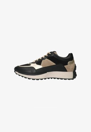 Zwarte en beige sneaker met een mix van leer en suède materialen, een stevige zool en contrasterende texturen met een minimalistisch ontwerp.