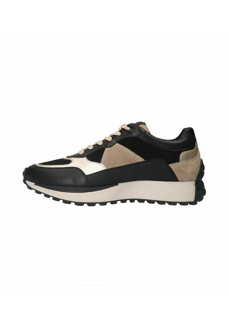 Zwarte en beige sneaker met een mix van leer en suède materialen, een stevige zool en contrasterende texturen met een minimalistisch ontwerp.