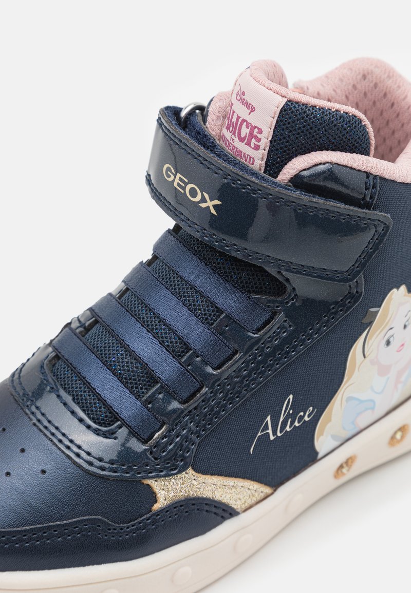 Baskets marines en matériaux textiles et synthétiques, avec une bande Velcro et des lacets. Présente des accents brillants et un design de personnage imprimé.