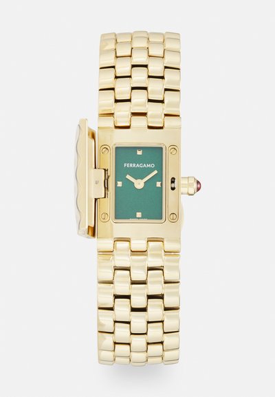 Ceas de mână Ferragamo cu ton auriu, cu cadran dreptunghiular verde, acoperit de un capac protector cu balama, și o brățară cu zale.