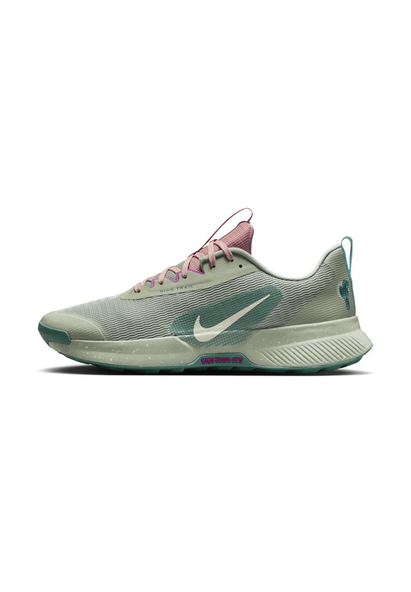 Nike trail løbesko har en lys grøn mesh-overdel, lilla accenter og en tekstureret sål med et spraglet design.