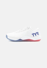 Białe buty sportowe z teksturowaną cholewką, purpurowe i czerwone akcenty na podeszwie oraz logo "TYR" z boku. Posiada tradycyjne sznurowanie.