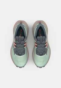 Baskets de sport avec une tige en maille vert menthe, des accents gris et une semelle texturée beige. Elles possèdent des lacets gris et un petit logo rouge sur la languette.