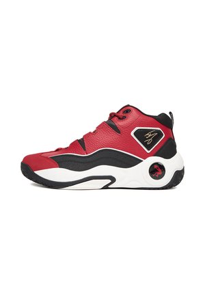 Rød og sort high-top atletiksko med hvid sål, tekstureret læderoverdel, logo mærke på siden og cirkulært billede nær hælen.