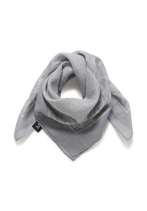 Écharpe grise en tissu léger, arborant un motif cachemire et des accents géométriques, terminée par une petite étiquette de marque.