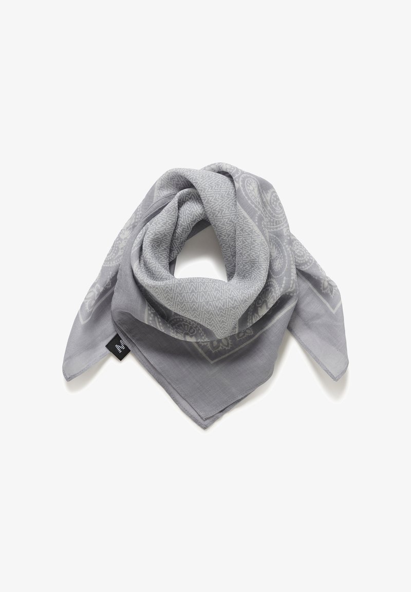 Fular gri dintr-un material ușor, cu un model paisley și accente geometrice, finisat cu un mic eticheta de marcă.