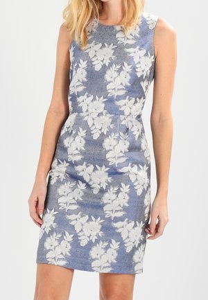 Robe sans manches avec une silhouette ajustée, présentant un fond bleu orné de motifs floraux blancs. Texture de tissu lisse.