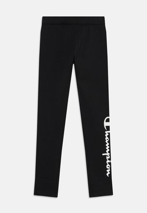 Schwarze Leggings aus dehnbarem Stoff, mit einem elastischen Bund und einem weißen "Champion"-Logo, das auf dem linken Bein aufgedruckt ist.